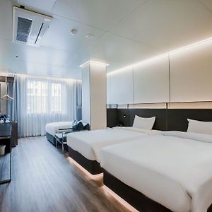 Deluxe Triple Room No